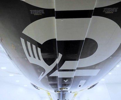 Unterseite einer Boeing 787 von Lufthansa in 100-Jahr-Spezialbemalung: Der Anteil moderner Flugzeuge wird steigen.