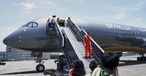 Angekommen: Starlux-Chef Chang Kuo-wei steigt aus dem neuen Airbus A350-1000.