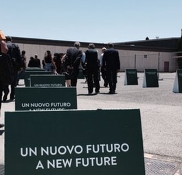 Alitalia will sich transformieren und in eine «neue Zukunft» aufbrechen. Außen wird das durch die veränderte Bemalung gezeigt, innen durch eine neue Kabine.