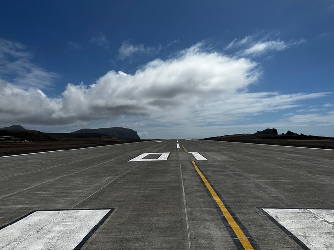 Die Flugzeuge fliegenden Saint Helena Airport immer von Norden her an, also vom anderen Ende her als auf diesem Bild.