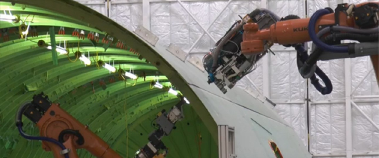 Roboter bei der Arbeit: Die Maschinen sollen Boeing Zeit und Geld sparen - und die Arbeiter vor Verletzungen schützen.