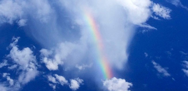 Ein einsamer Regenbogen mitten über dem Atlantik.