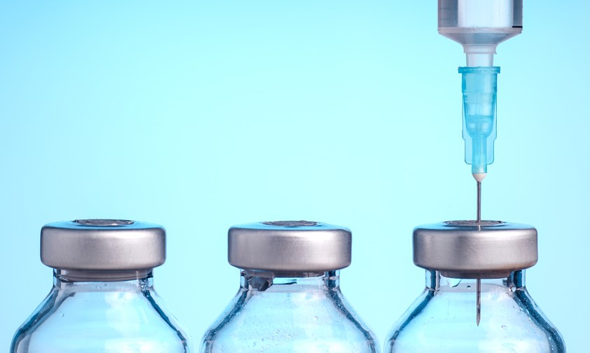 Spritze: Der Impfstoff muss nicht nur entwickelt, sondern auch verteilt werden.