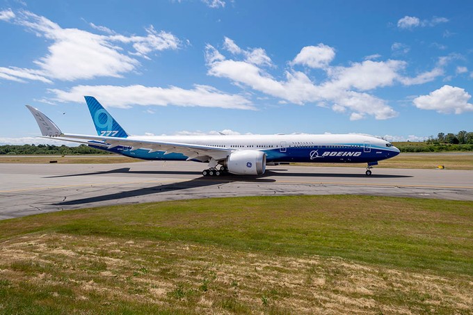 Boeing 777-8: Boeing ist ganz damit beschäftigt, die 737 Max wieder in die Luft zu bringen und die größere Variante der 777X, die 777-9 (Bild), nach Triebwerksproblemen auf den Erstflug vorzubereiten. So wurde die Entwicklung der kleineren 777-8 vorerst auf Eis gelegt. Dass Qantas für das Project Sunrise auf Airbus setzt, ist ein weiterer Rückschlag für das Programm. Insgesamt weist Boeing für die 777X feste Bestellungen für 309 Jets aus. Davon entfallen höchstens 45 auf die 777-8, 35 für Emirates, 10 für Qatar Airways, allerdings gibt es auch bei diesen Orders Fragezeichen.
