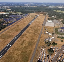 Der Flughafen Weeze aus der Luft: Der Airport hat noch freie  Kapazitäten für Businessverkehr.