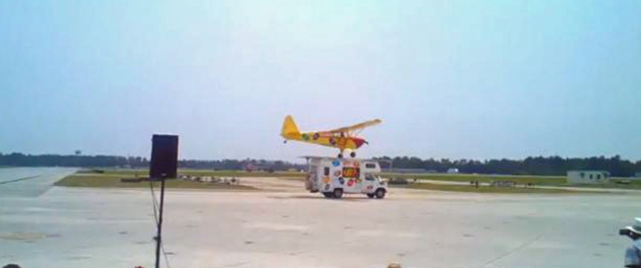 Landungs-Stunt an der Airshow: Die Landung auf dem Dach.