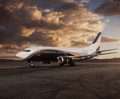Mit 737 unterwegs: Drei Boeing 737 von Klasjet, und damit die halbe Flotte, fliegen Nationalspieler umher.