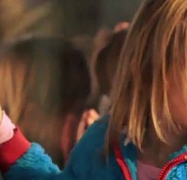 Leuchtende Kinderaugen: Air Baltics Gruss zur Adventszeit.