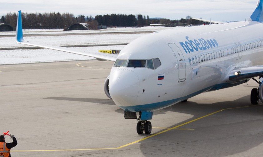 Boeing 737 von Pobeda in Memmingen: Die Airline muss sich verkleinern.
