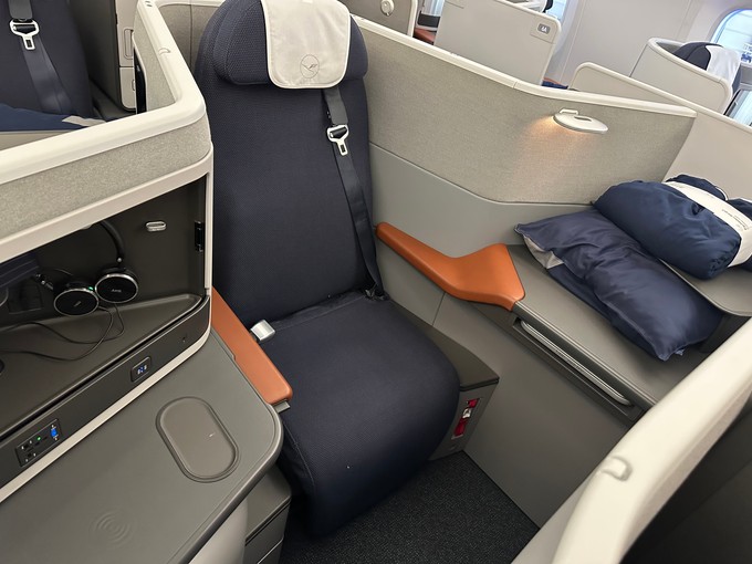 Sonst gleichen die Sitze denen in der Airbus-Version - bis auf dass die in der Boeing 787 noch nicht verkauft werden können.