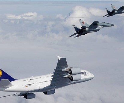 Lufthansa-A380 mit bulgarischer Spezialeskorte