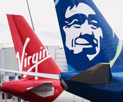 Schon 2017 gab Alaska Airlines bekannt, die Marke der von ihr übernommen Fluglinie Virgin America verschwinden zu lassen.
Genau das <a href="https://www.aerotelegraph.com/virgin-america-ueber-nacht-verschwunden" target="_blank" rel="noopener">geschah dann zum großen Teil in der Nacht vom 24. auf den 25. April 2018</a>. Am Abend starteten kurz hintereinander die letzten beiden Virgin-America-Flüge: VX 1182 von San Francisco nach Newark und VX 1948 von San Francisco nach Los Angeles. Ab dem nächsten Morgen hoben die Jets der übernommenen Fluglinie als Alaska-Airlines-Flüge mit der Kennung AS ab.