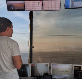 Lotse Philipp Schmitt im Tower der Deutschen Flugsicherung am BER: Freude an Privatpilotinnen und -piloten.