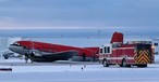 Douglas DC-3 legt Bauchlandung auf schneebedeckter Piste hin