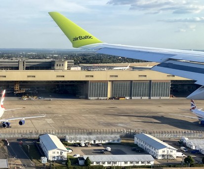 Airbus A220 von Air Baltic über London-Heathrow: Im Auftrag von Eurowings.