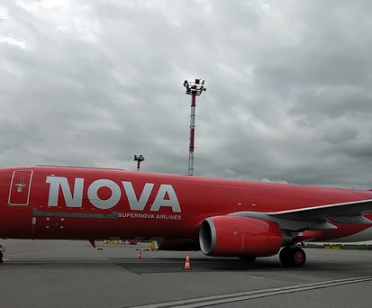Die Boeing 737-800 in ihren neuen Farben: Künftig für Nova Poshta im Einsatz.