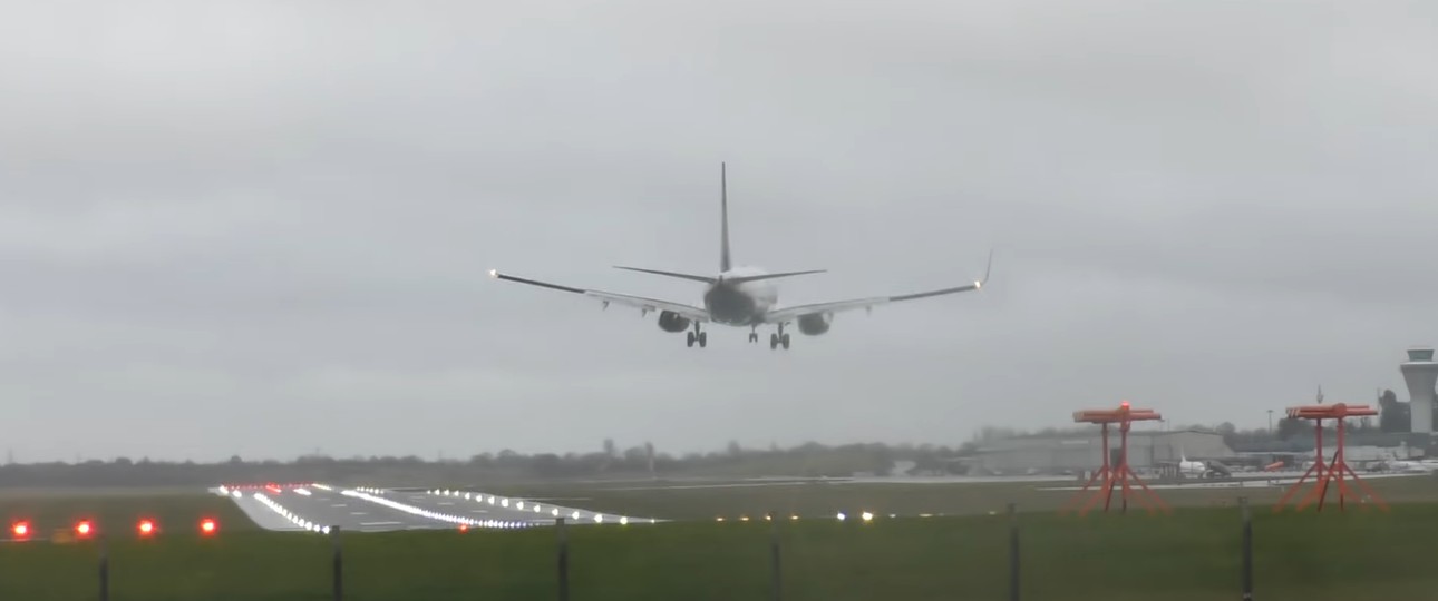 Eines der spektakulärsten  Manöver war der Touch-and-go einer Boeing 777 von British Airways in London Heathrow.