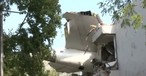 Das Leitwerk von AI171 steckt in einem Haus: 265 Menschen starben bei dem Unglück.