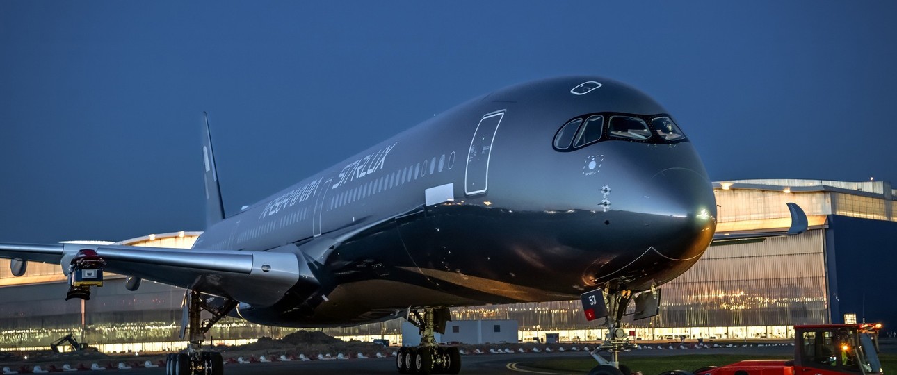 Neuer Airbus A350-1000 von Starlux Airlines: Die Triebwerke fehlen noch, die Lackierung ist schon fertig.