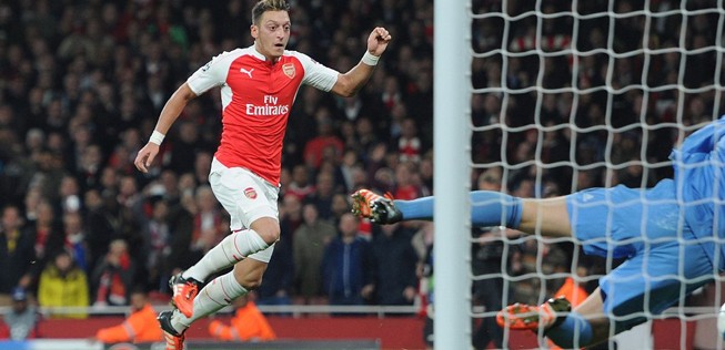 Arsenal-Spieler Özil: Fliegt 14 Minuten nach Norwich.