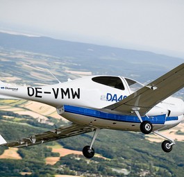 Eine Diamond eDA40 in der Luft: Das Flugzeug hat die Batterien am Rumpf verbaut.