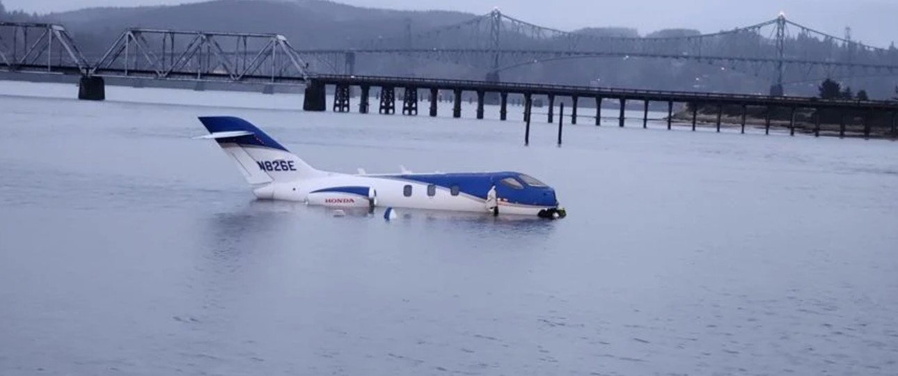 Das Flugzeug im Wasser: Es ging glimpflich aus. 