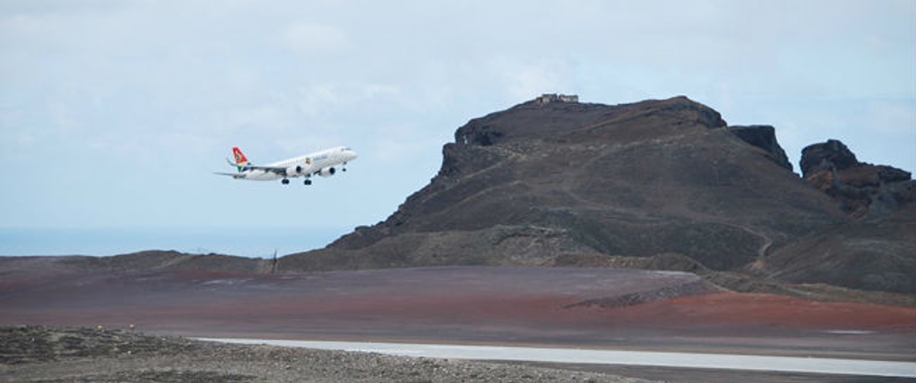 Embraer beim Anflug auf St. Helena: Die Scherwinde sind nicht zu unterschätzen.