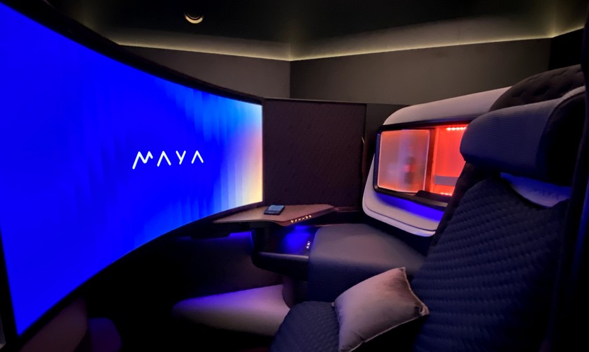 Blick durch die Tür der Business-Class-Suite namens Maya: Das Konzept ...