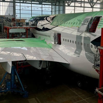 Airbus A380 von Lufthansa: Die D-AIMH wird noch bis Anfang Juni in. Dresden umgebaut.