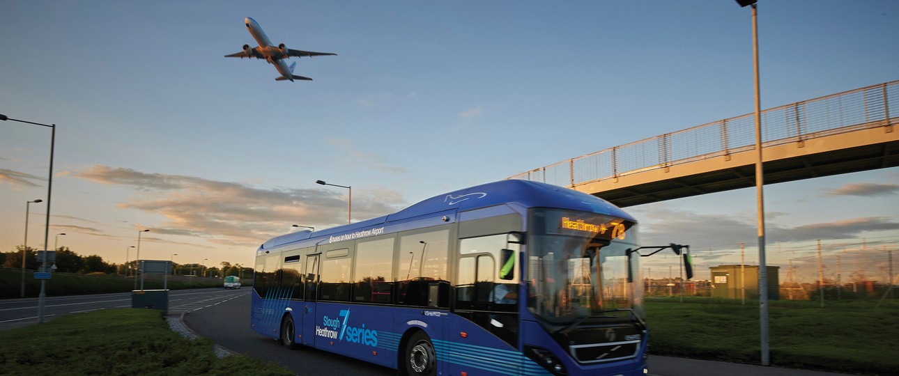Bus in Heathrow: Der Flughafen will, dass Passagiere vermehrt mit dem öffentlichen Verkehr anreisen.