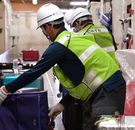 Gepäckverladung am Kansai Airport: Viel Personal, große Genauigkeit.