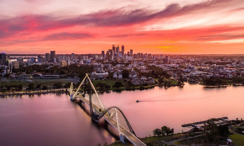 Der Swan River in Perth bei Sonnenuntergang