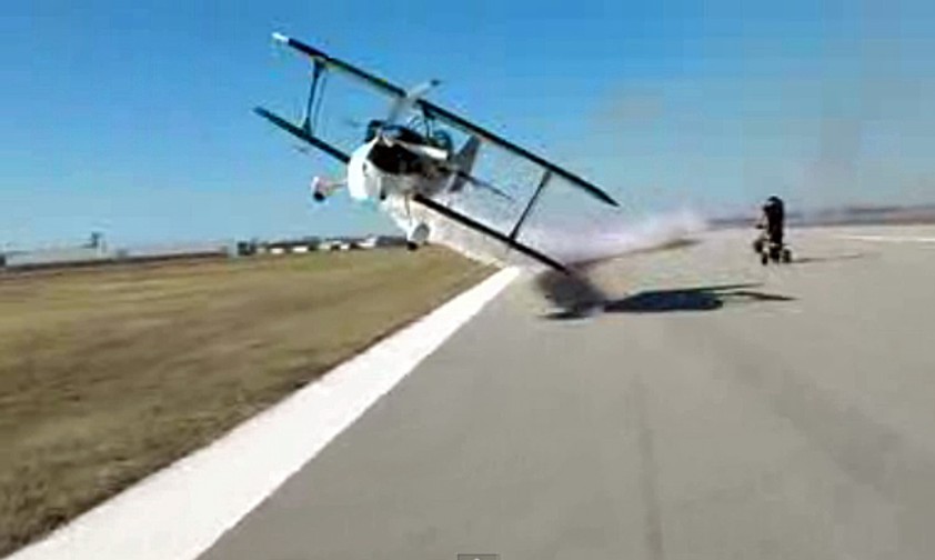 Das Moment vor dem Moment: Beinahe traf der Flieger die Filmerin.