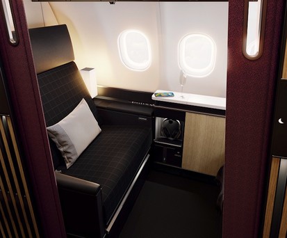 Die Suite in der First Class wird wie auch bei Lufthansa ganz verschließbar sein. Sie bietet einen 117 Zentimeter breiten Sitz, der sich in ein Bett verwandeln lässt und einen 27-Zoll (Fenster-Suite) oder sogar 43-Zoll-4K-Bildschirm (Zentrum). Der Sitz lässt sich heizen oder kühlen.