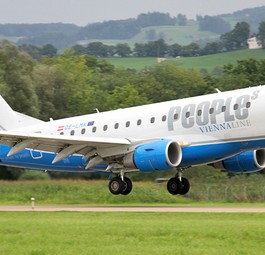 Embraer E170 von People's: Zu Beginn trug die Airline noch den Zusatz Viennaline.
