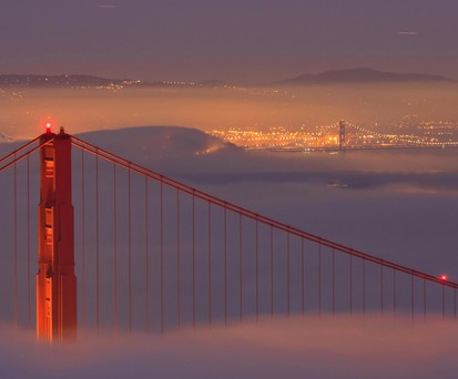 Die Golden Gate Bridge am Eingang der San Francisco Bay: Beide Flughäfen in der Nähe.