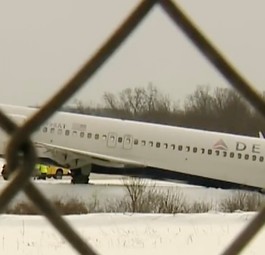 Boeing 717 von Delta fällt mit Nase in Graben
