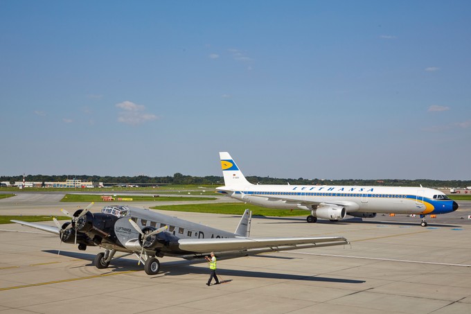 Ju-52 und Lufthansa-Jet in Retro-Bemalung Seite an Seite. Die Airline nutzte die Ju immer wieder für Werbezwecke. Sie wurde auch im Bordmagazin als Flotten-Bestandteil aufgeführt.