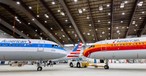 Ein Airbus A321 in Piedmont-Airlines-Bemalung (links) und einer in den Farben von PSA Airlines.