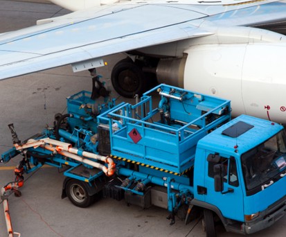 Betankung eines Flugzeuges: Wir gerade richtig teuer.