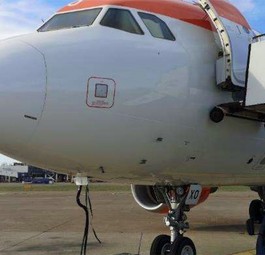 Der Airbus A320 von Easyjet nach der Landung in Belgrad: Deutliche Delle.