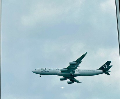 Airbus A340 von Lufthansa in Frankfurt: Die Airline soll Marktanteile abgeben, findet die EU-Kommission.