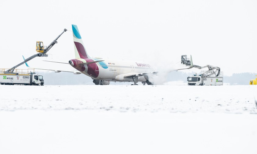 Eurowings-Airbus am BER: Das Flugzeug muss enteist werden.