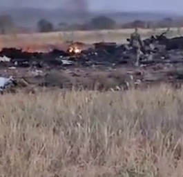 Die Absturzstelle: Die Ilyushin Il-76 ist vollständig ausgebrannt.