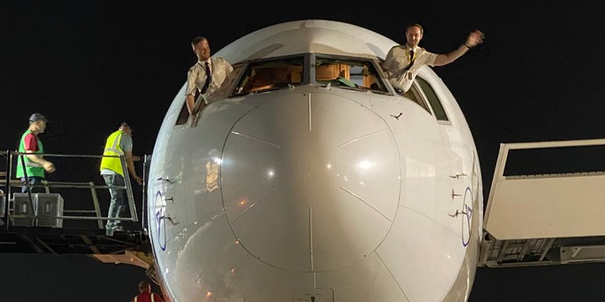 Die Piloten winken aus dem Cockpit, bevor die Boeing 767 Havanna verlässt.