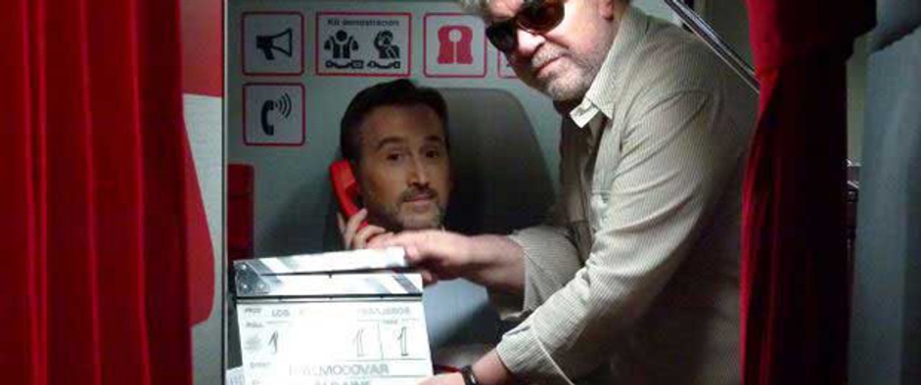 Altmeister Pedro Almodóvar am Set: Im Film droht ein Flieger droht abzustürzen.
