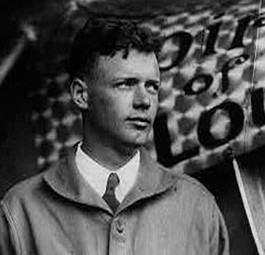 Charles Lindbergh vor seiner Maschine Spirit of St Louis: Der junge Flieger wurde durch seinen Rekordflug zum amerikanischen Nationalhelden.