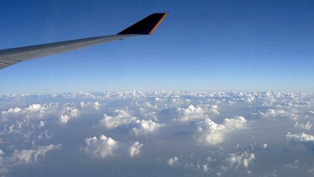 Tragfäche einer Singapore-Boeing747: Die Airline will andere Billigflieger konkurrenzieren.