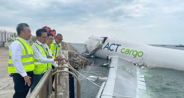 Flughafenmanagement und Flugzeugwrack: Die Boeing 747 wird nun langsam geborgen.