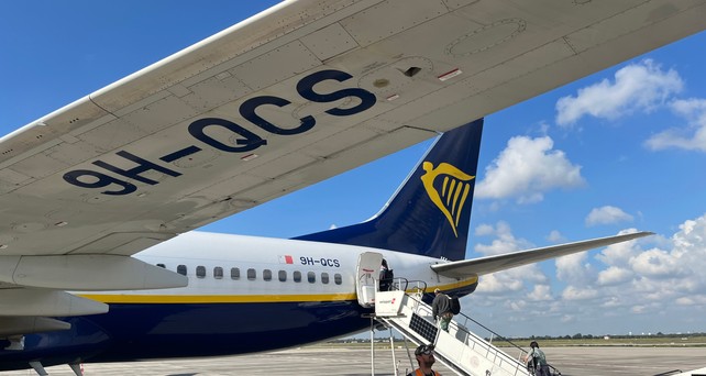 Eine Boeing 737 Malta Air am Flughafen BER: Das Cockpitpersonal verhandelt über einen neuen Tarifvertrag mit dem Management. 